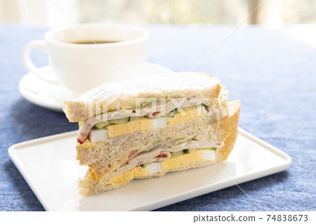 美味的火腿雞蛋三明治和熱咖啡 74838673