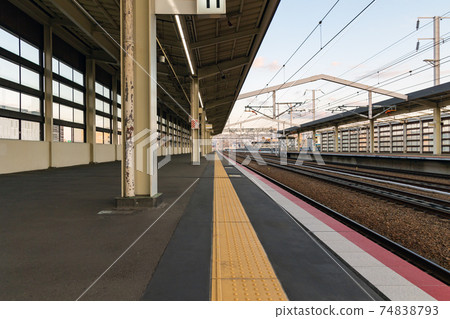 新冠狀病毒影響下的新幹線站台 74838793