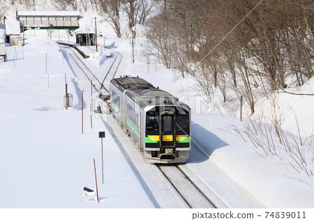 Regular train departing from Kozawa Station to Kutchan Station 74839011