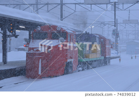 Russell car departing from Otaru station in heavy snowfall (follow-up) 74839012