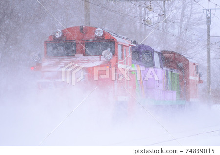 A wedge plow heading for Otaru with a fierce snow smoke (follow-up) 74839015