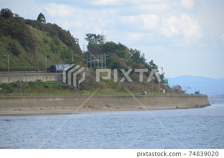 北海道南部鐵路沿北海市津輕海峽行駛的常規火車 74839020