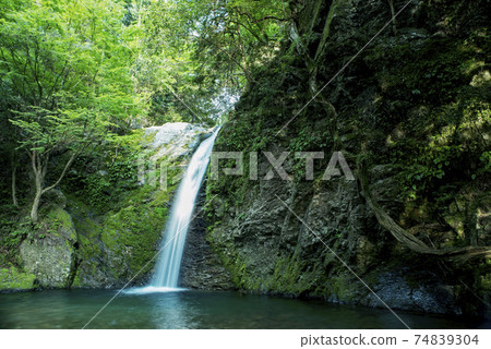 Hida-Kanayama Yokotani Gorge Four Waterfalls 74839304