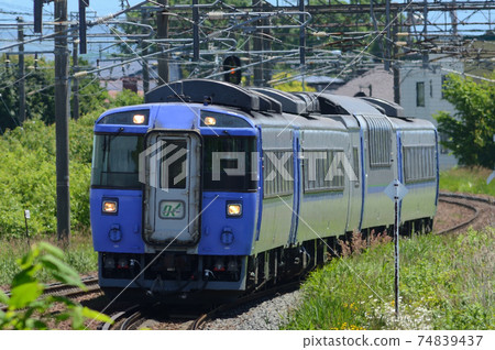 夏日陽光下前往札幌的特快列車“鄂霍次克” 夏日陽光下前往札幌的特快列車“鄂霍次克” 74839437