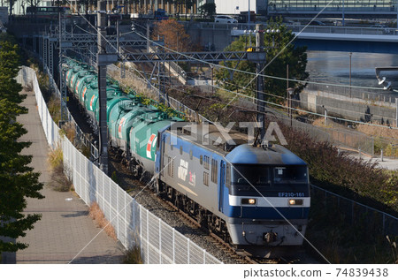 穿越Minatomirai地區所有貨運線路的石油運輸火車 穿越Minatomirai地區所有貨運線路的石油運輸火車 74839438