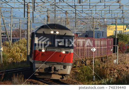 在江別站附近連續彎曲的貨運列車 74839440
