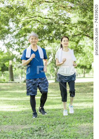 Senior couple doing jogging 74839620