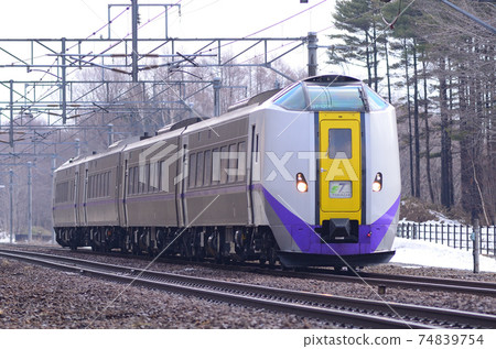 Limited express "Super Tokachi" that goes to the Nishinosato signal field where the remaining snow remains 74839754