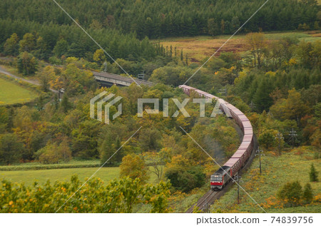 貨運列車走過彎道 74839756