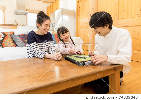 上班時間，避免外出活動父母和孩子在家中享受奧賽羅的樂趣 74839848