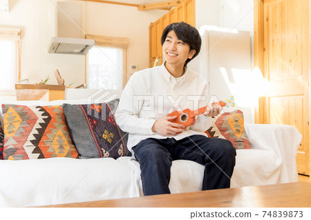 在家唱歌但不外出的男人 在家唱歌但不外出的男人 74839873