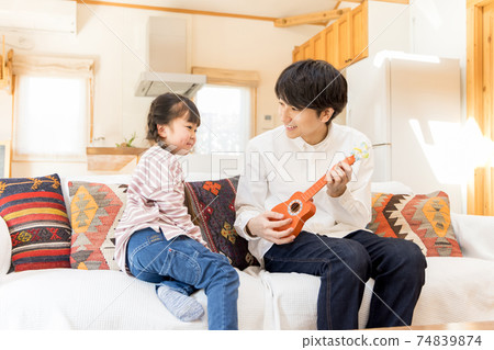回家時間,不要外出父母和孩子在家唱歌 回家時間,不要外出父母和孩子在家唱歌 74839874