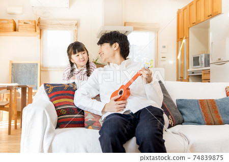 回家時間,不要外出父母和孩子在家唱歌 回家時間,不要外出父母和孩子在家唱歌 74839875