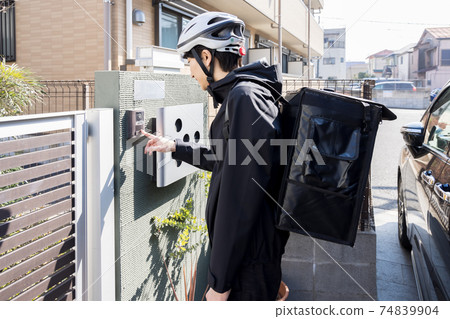 Male deliveryman delivery lunch Male deliveryman delivery lunch 74839904