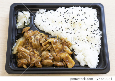 Delicious pork ginger-grilled lunch 74840081