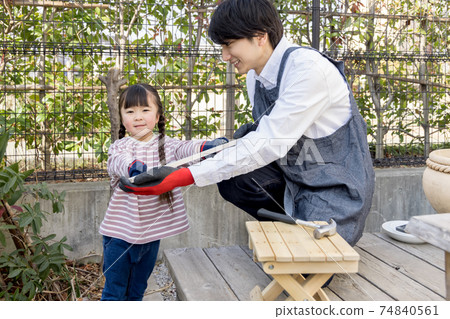 Home time DIY with parents and children 74840561