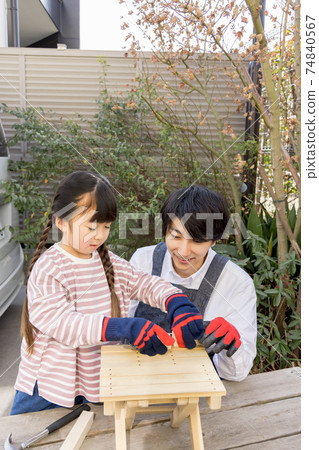 Home time DIY with parents and children 74840567