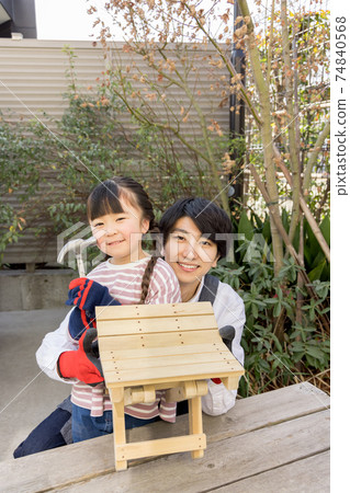 與父母和孩子的家庭時間DIY 74840568