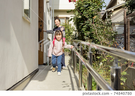 Mother who sees off her child Mother who sees off her child 74840780