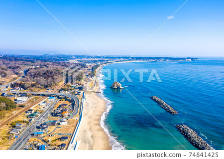 冬季的磯oh海岸和遠處的二島（茨城縣北原垣市） 74841425