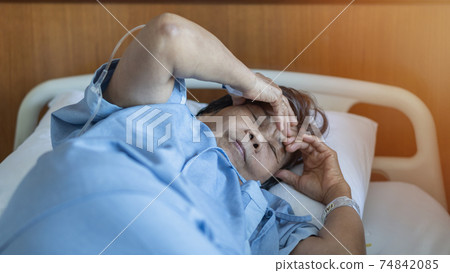 Dementia, brain injury, Alzheimer's disease or age-related neurodegenerative disorders in elderly senior aged patient hospitalized on bed in hospital for medical geriatic care and treatment Dementia, brain injury, Alzheimer's disease or age-related neurodegenerative disorders in elderly senior aged patient hospitalized on bed in hospital for medical geriatic care and treatment 74842085