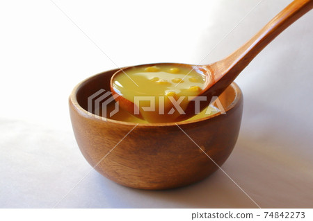 玉米湯倒入木瓢玉米湯 74842273