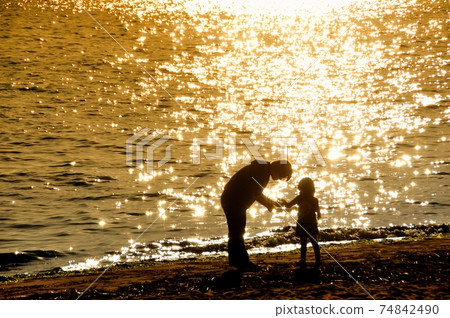 Parent and child's bond Parent and child's bond 74842490