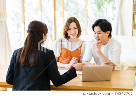 一對年輕夫婦在飯廳接受參觀業務 一對年輕夫婦在飯廳接受參觀業務 74842765