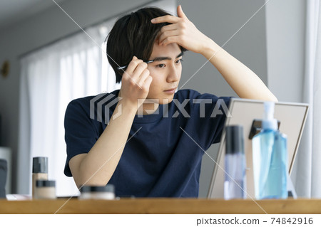 畫眉的年輕人男士化妝圖像 畫眉的年輕人男士化妝圖像 74842916