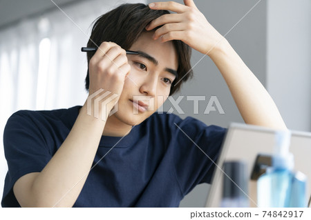 畫眉的年輕人男士化妝圖像 畫眉的年輕人男士化妝圖像 74842917