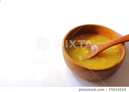 Photograph of corn soup with grains scooped with a spoon Corn potage 74843634