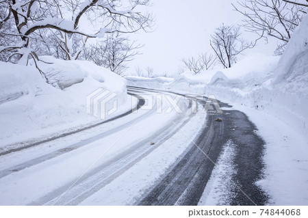 下雪的曲線 74844068