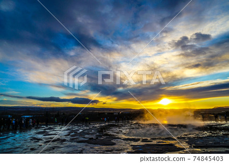 間歇泉間歇泉和日出（冰島） 74845403