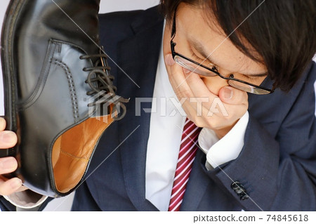 Businessmen smell leather shoes Businessmen smell leather shoes 74845618