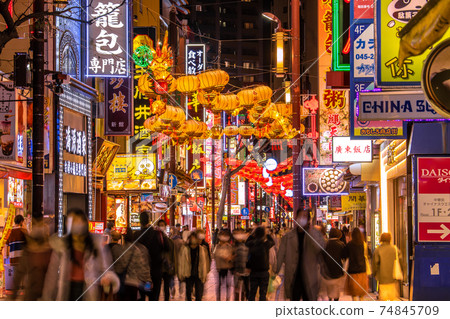 日本的橫濱城市景觀2021年農曆新年燈籠的橫濱唐人街的視圖即使在緊急狀態下也恢復了活力（夜景） 74845709