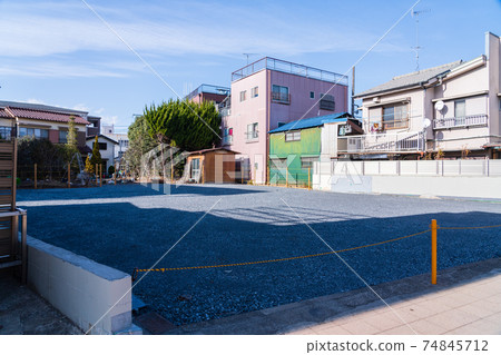 Scenery of a residential area with a well-maintained vacant lot 74845712