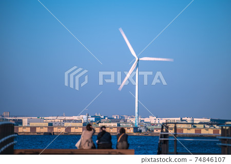 日本橫濱城市景觀:橫濱雙head(背面的飛機)的風力發電視圖 日本橫濱城市景觀:橫濱雙head(背面的飛機)的風力發電視圖 74846107