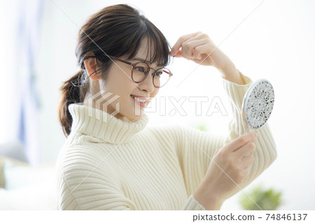 Female telework 74846137