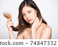麻煩頭髮損壞的年輕女子 74847332