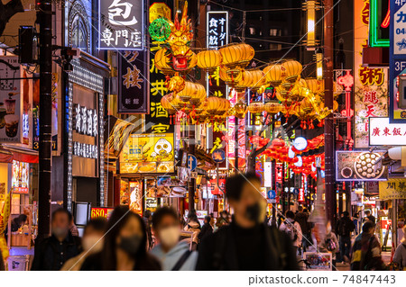 日本的橫濱城市景觀2021年農曆新年燈籠的橫濱唐人街的視圖即使在緊急狀態下也恢復了活力(夜景) 日本的橫濱城市景觀2021年農曆新年燈籠的橫濱唐人街的視圖即使在緊急狀態下也恢復了活力(夜景) 74847443