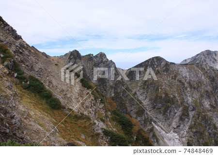 秋天的臼杵立山山脈(朝福野峰方向)所在地:八方市(長野縣) 秋天的臼杵立山山脈(朝福野峰方向)所在地:八方市(長野縣) 74848469