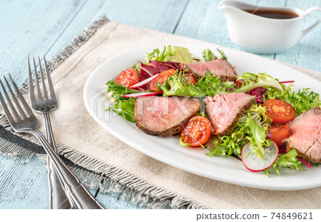 Roast beef salad 74849621