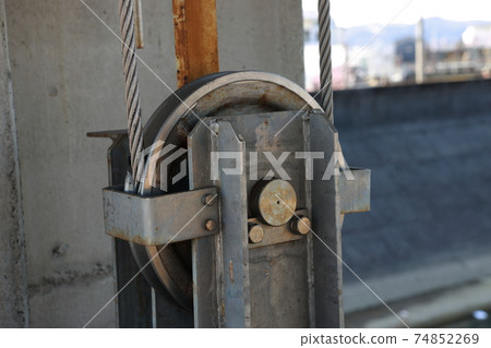 Pulley at the lock Pulley at the lock 74852269