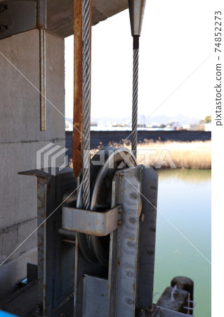 Pulley at the lock Pulley at the lock 74852273