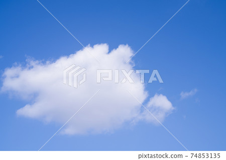 Blue sky and white clouds in Peace Park 74853135