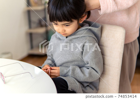 一個綁她的頭髮的女孩 一個綁她的頭髮的女孩 74853414