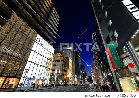 東京銀座六丁目十字路口的夜景 74853490