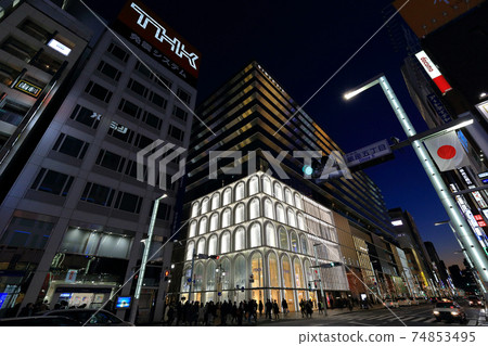 東京銀座五丁目十字路口的夜景 74853495