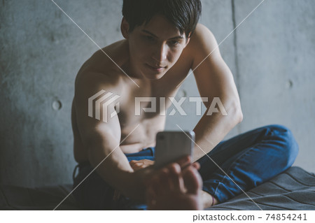 看著智能手機伸展 74854241