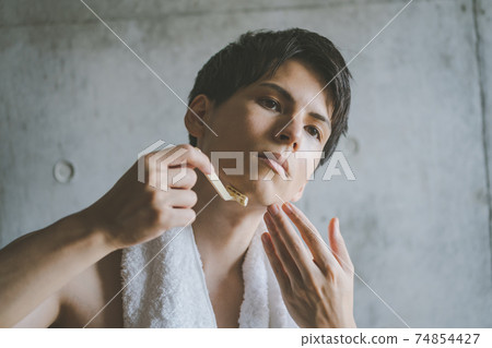 用T形剃須刀剃須 74854427